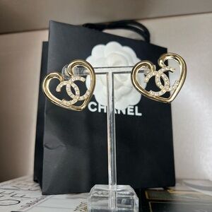 CHANEL heart hoop earrings: light gold tone hardware